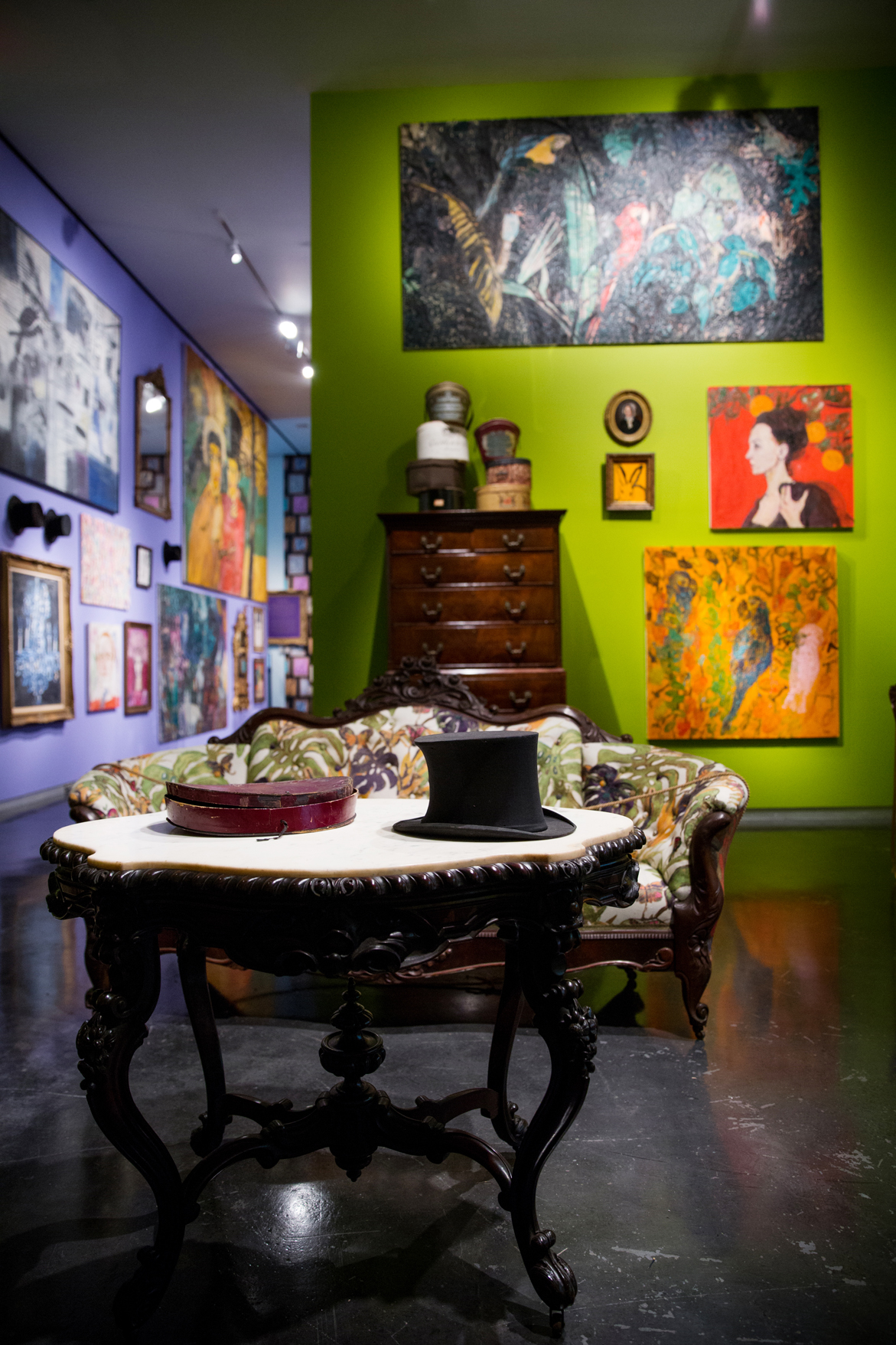 The exhibition space was made to reflect the design and character of Slonem’s own homes, with details such as antique chandeliers and pieces from his top hat collection.