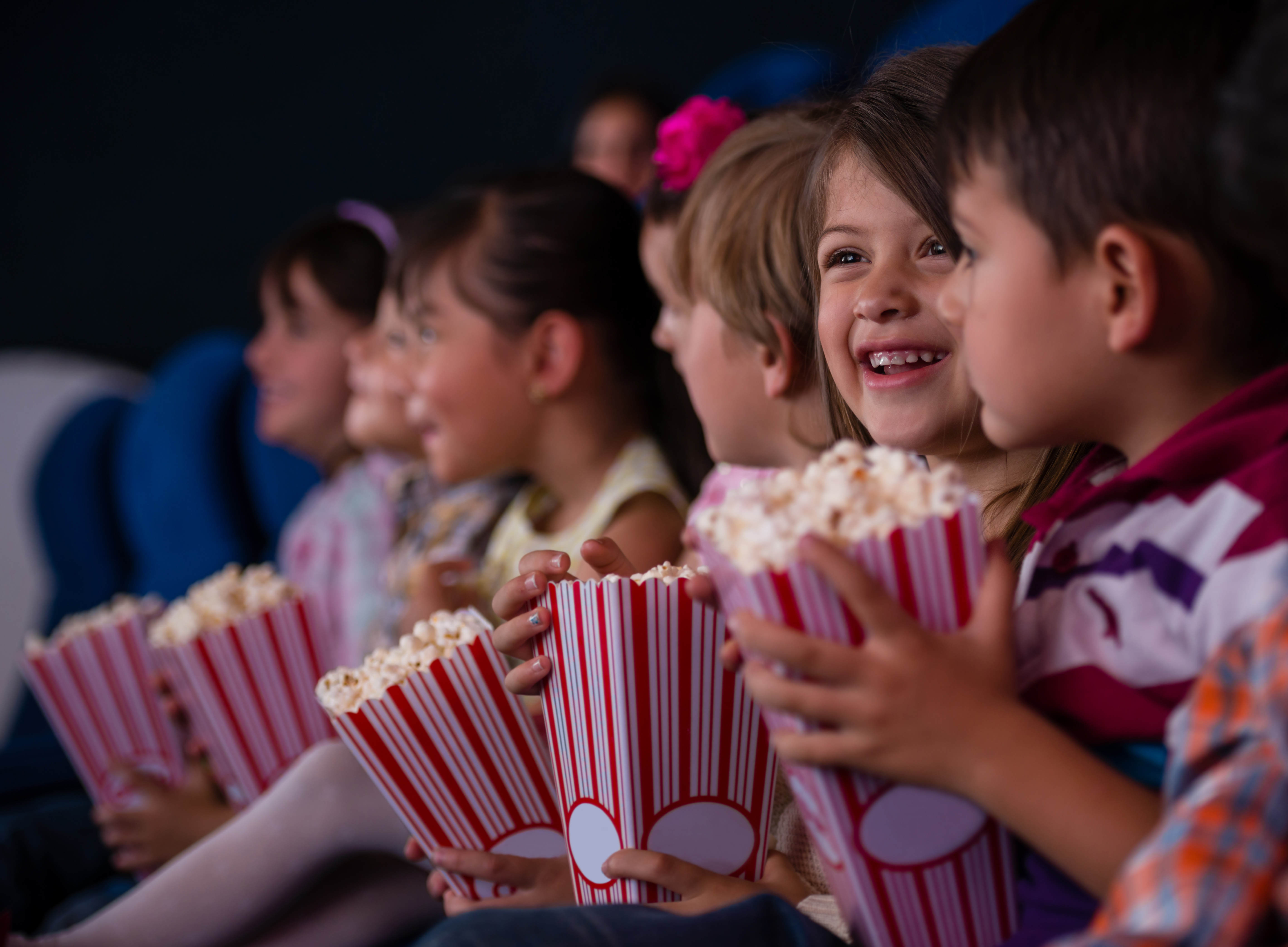 Children and theater. Дети в кинотеатре. Дети в кинотеатре с попкорном. Детский кинотеатр.